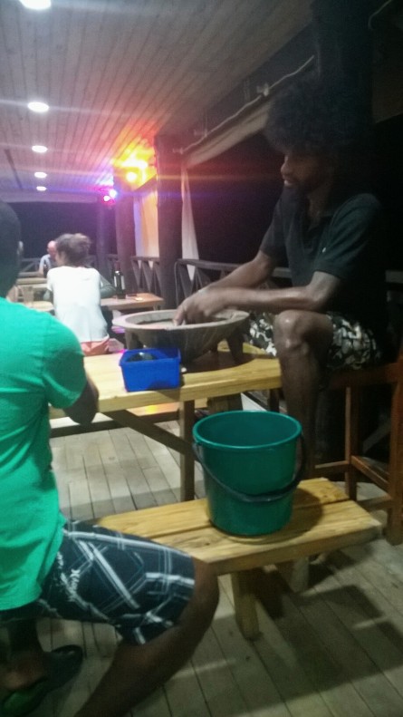 Hier wird Kava gemacht. Eine Art Tee aus dem Pulver einer Wurzel. Auf Fiji wird er bei fast jeder Zusammenkunft getrunken: abends in trauter Runde, nach einem Rugby-Match oder bei einer Klassenkonferenz.
